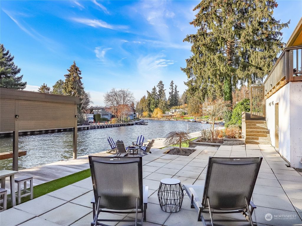 Photo of 3121 Hunts Point Circle, Hunts Point, WA 98004 (MLS # 2040996)