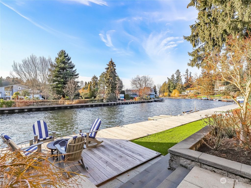 Photo of 3121 Hunts Point Circle, Hunts Point, WA 98004 (MLS # 2040996)