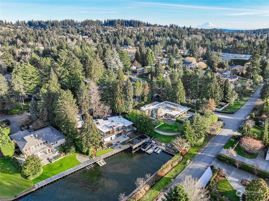 Photo of 3121 Hunts Point Circle, Hunts Point, WA 98004 (MLS # 2040996)