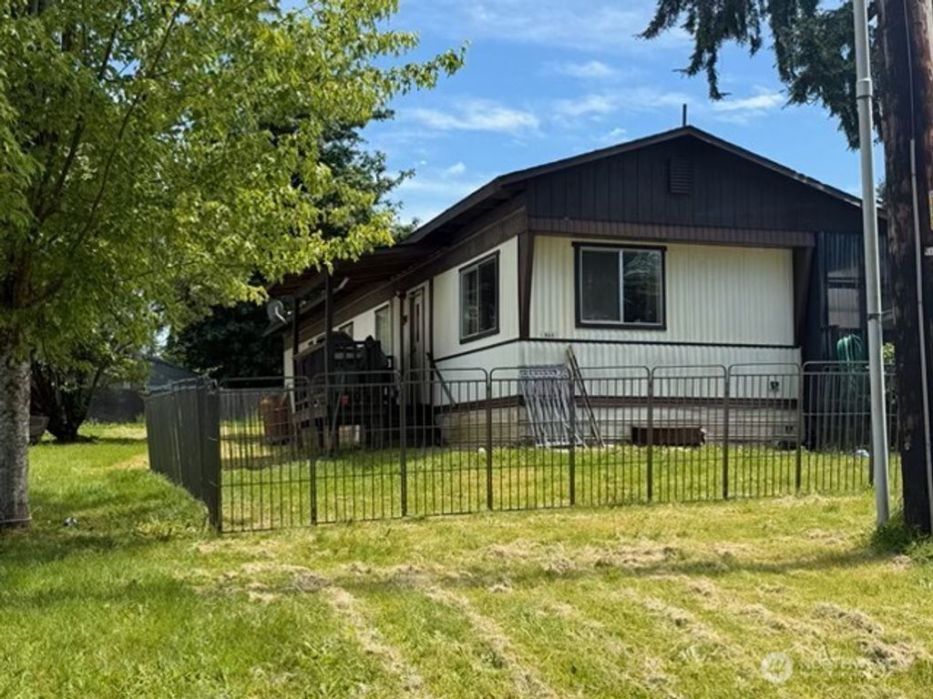 Photo of 818 D Street, Vader, WA 98593 (MLS # 2530825)