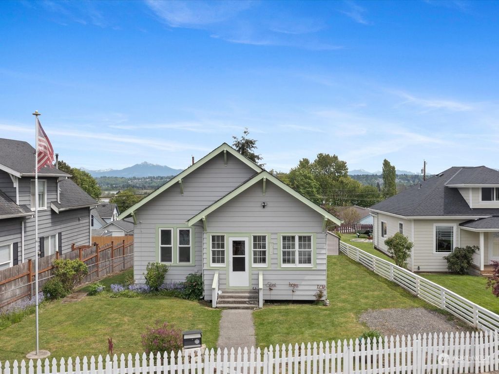 Photo of 2117 Cleveland Avenue, Everett, WA 98201 (MLS # 2234049)