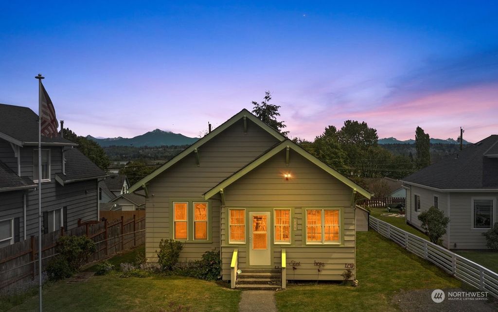 Photo of 2117 Cleveland Avenue, Everett, WA 98201 (MLS # 2234049)