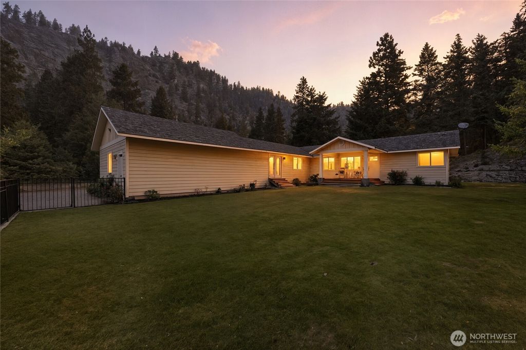 Photo of 4621 Navarre Coulee Road, Chelan, WA 98816 (MLS # 2462855)