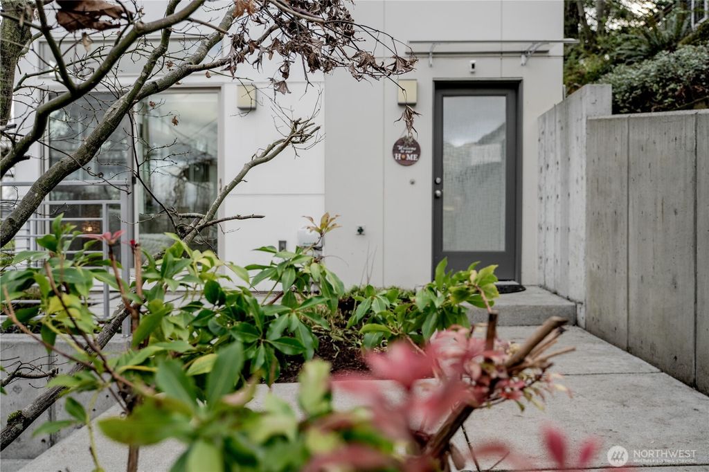 Photo of 781 26th Avenue E, Seattle, WA 98812 (MLS # 2468218)