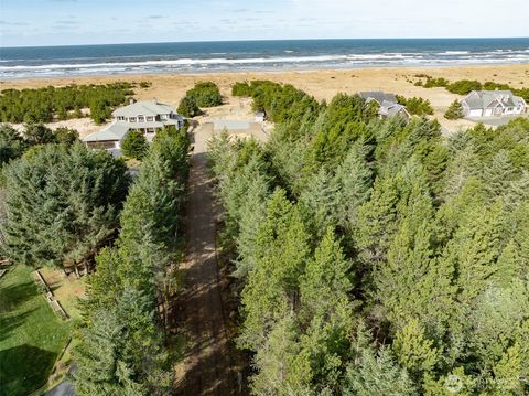 Photo of 16151 Pacific Way, Long Beach, WA 98631 (MLS # 2495752)