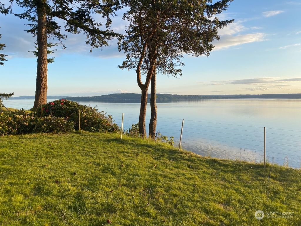 Photo of 19203 Edgecliff Drive SW, Normandy Park, WA 98166 (MLS # 2011447)
