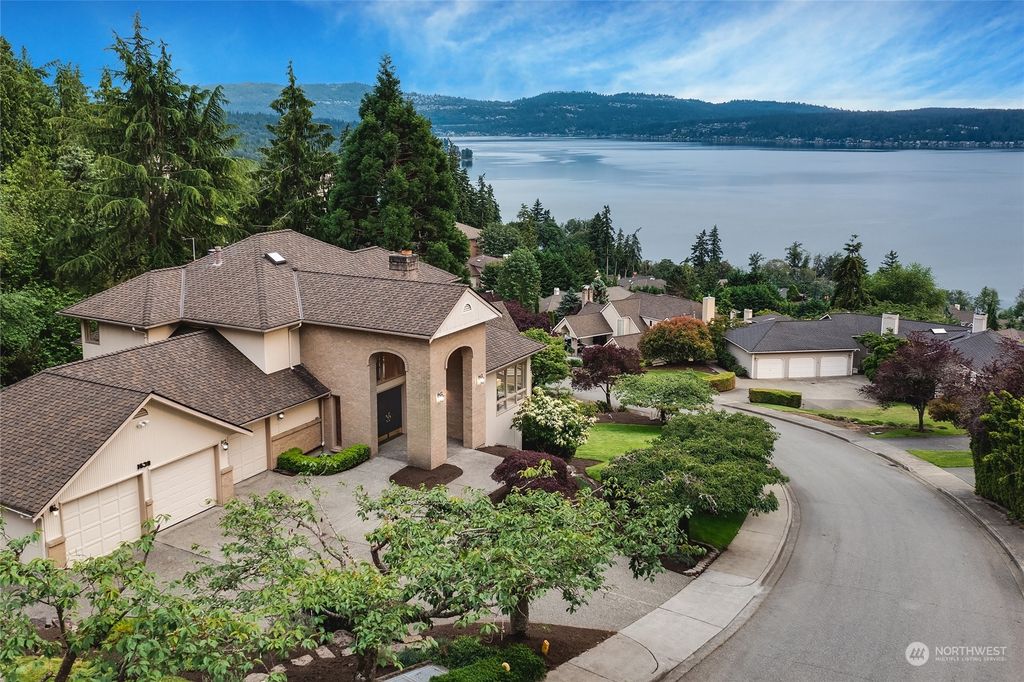 Photo of 1630 207th Avenue NE, Sammamish, WA 98074 (MLS # 2003605)