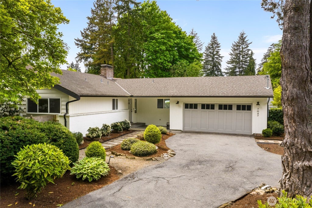 Photo of 7047 NE 138th Street, Kirkland, WA 98034 (MLS # 2579328)