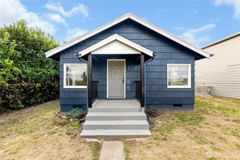 Photo of 1065 7th Avenue, Longview, WA 98632 (MLS # 2584896)