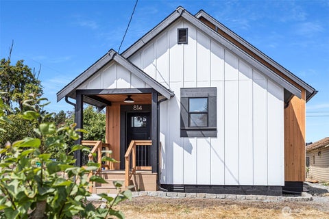 Photo of 814 26th Street, Anacortes, WA 98221 (MLS # 2589174)