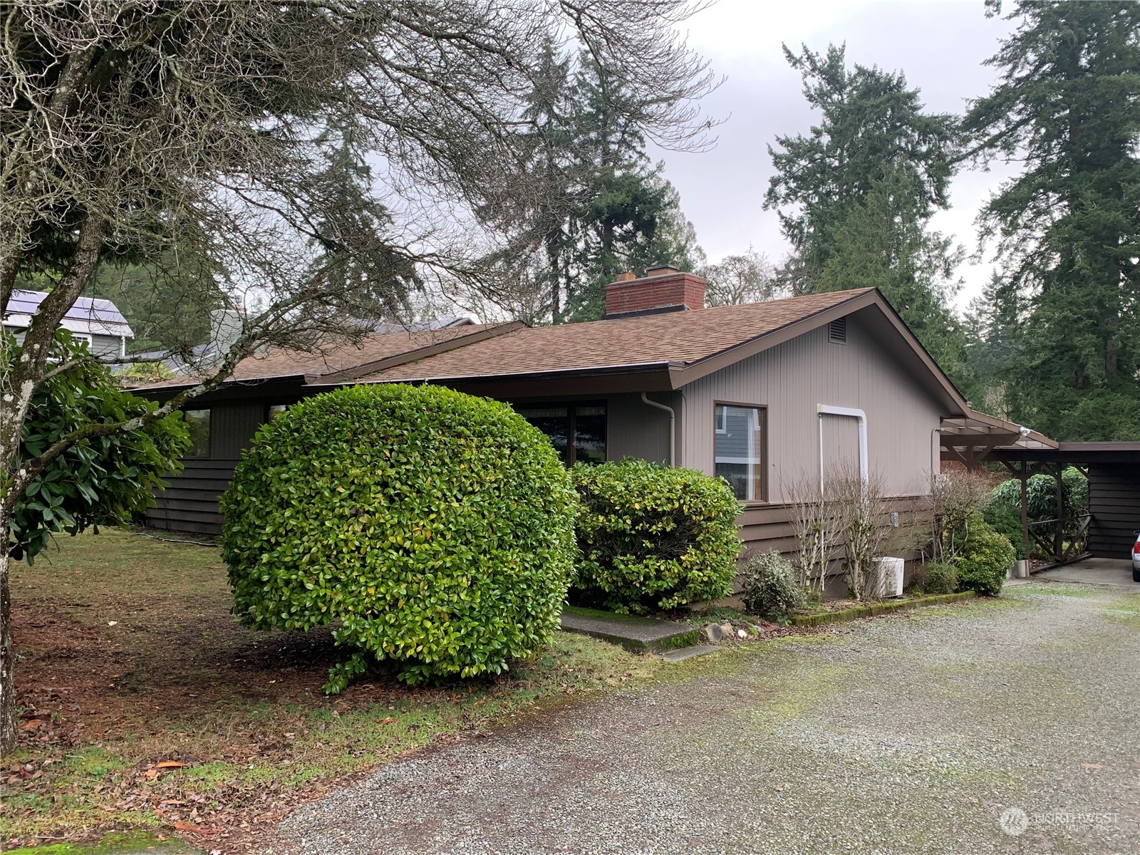 348 Ericksen Avenue NE