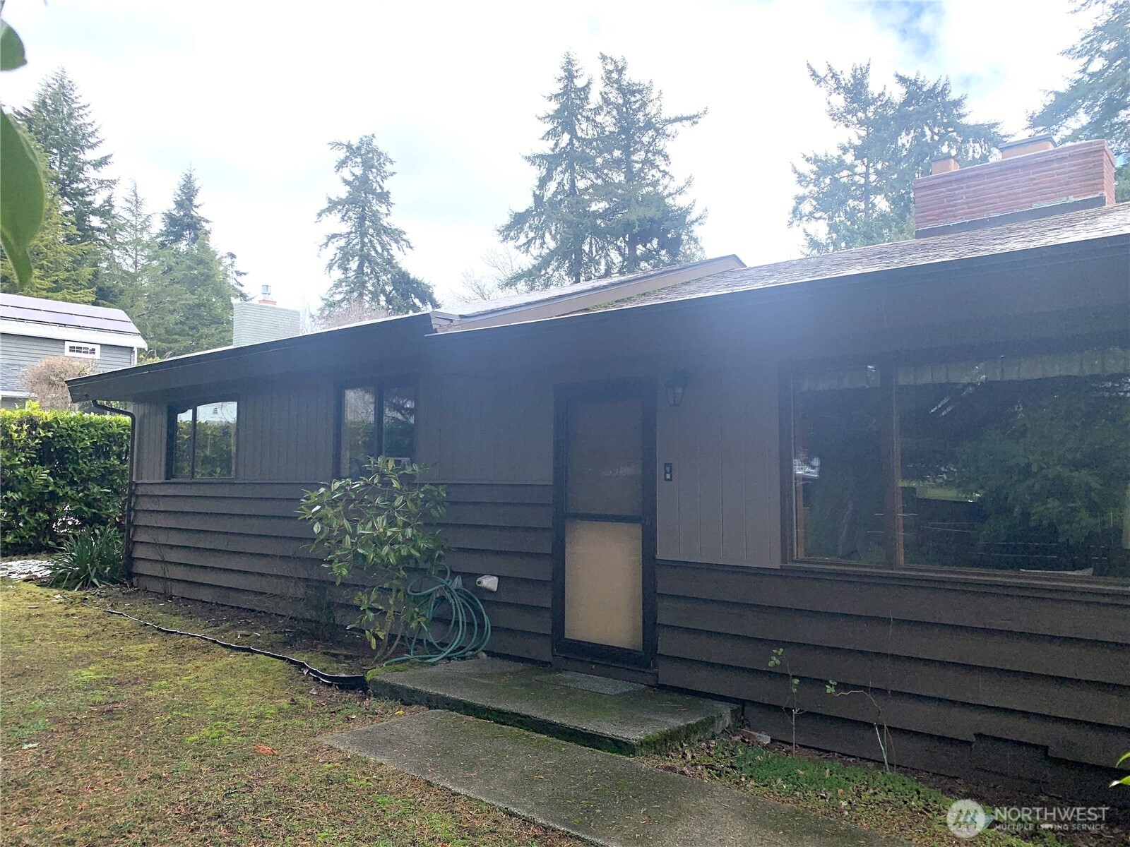 348 Ericksen Avenue NE