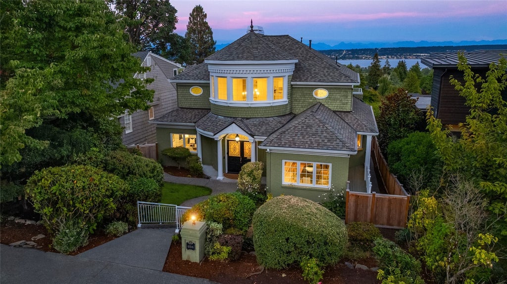 Photo of 6816 51st Avenue NE, Seattle, WA 98115 (MLS # 2595527)