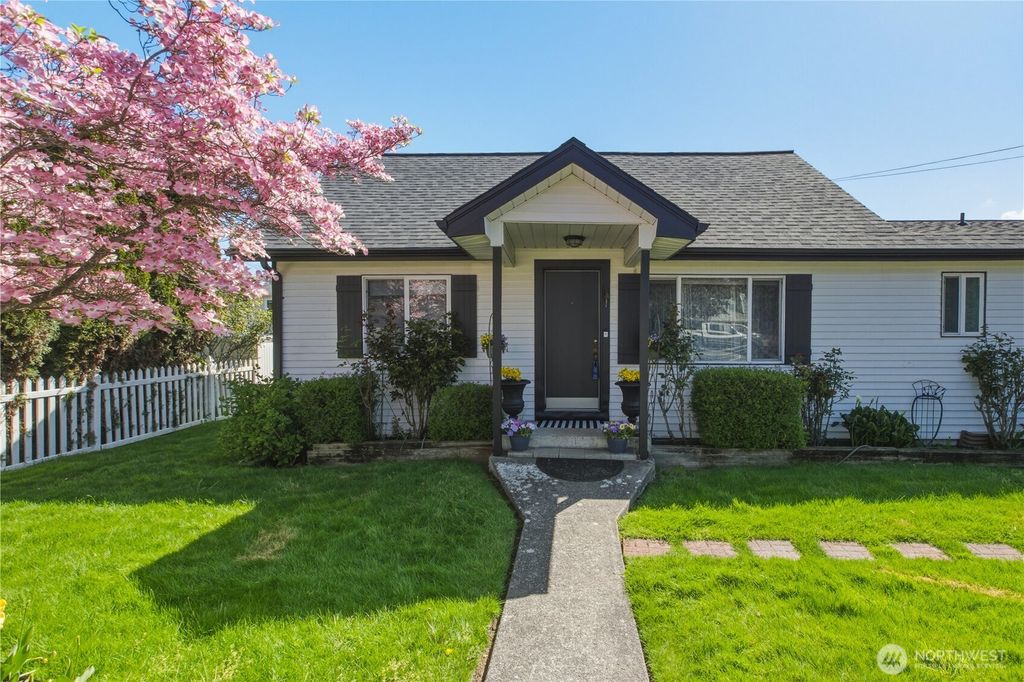 Photo of 322 Milwaukee Boulevard S, Algona, WA 98001 (MLS # 2513210)