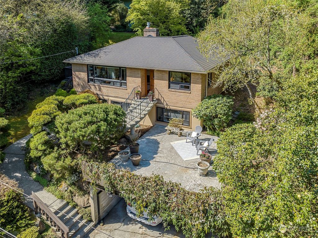 Photo of 11903 Lakeside Avenue NE, Seattle, WA 98125 (MLS # 2195125)