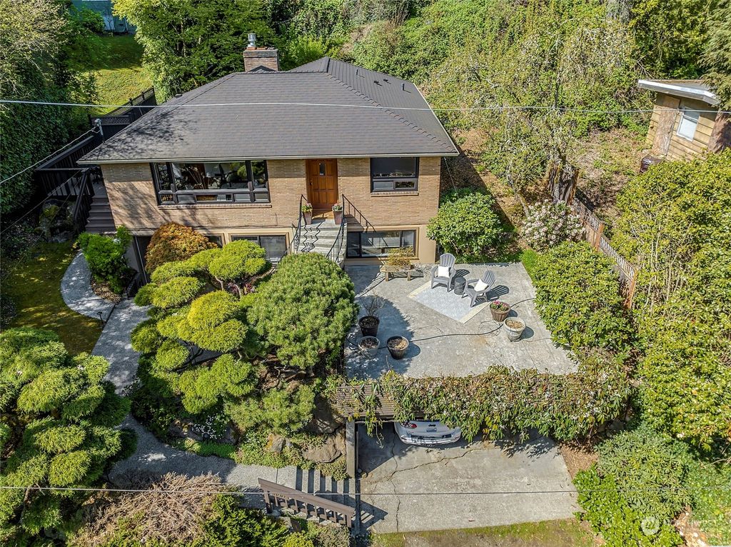 Photo of 11903 Lakeside Avenue NE, Seattle, WA 98125 (MLS # 2195125)