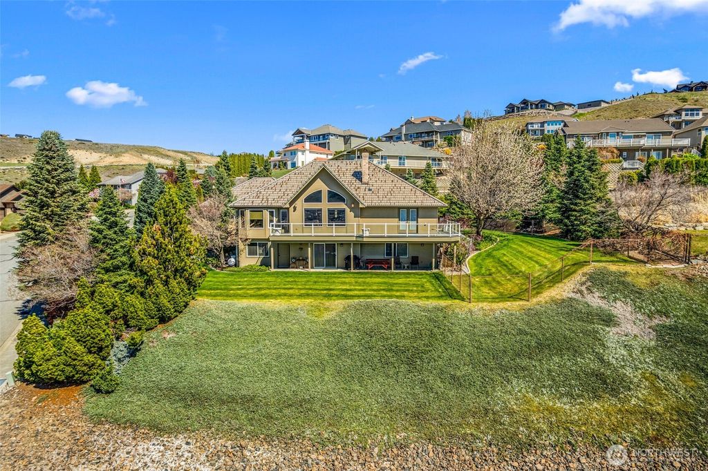 Photo of 810 Briarwood Drive, East Wenatchee, WA 98802 (MLS # 2503017)