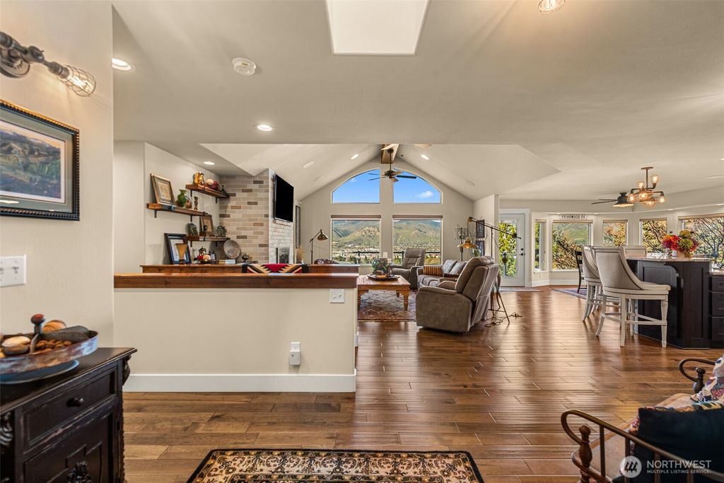 Photo of 810 Briarwood Drive, East Wenatchee, WA 98802 (MLS # 2503017)