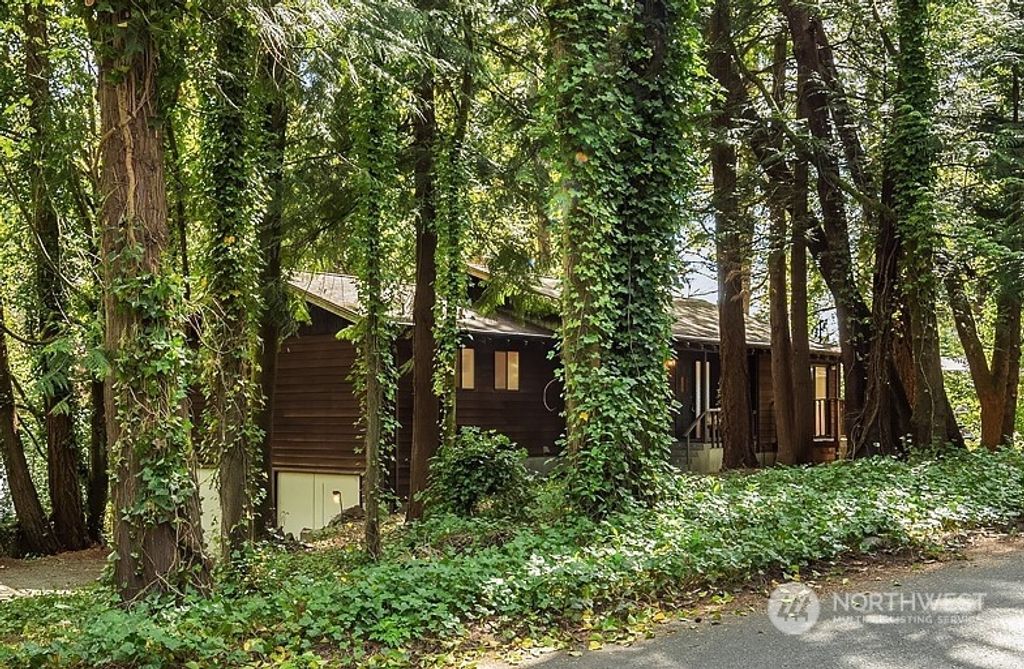 Photo of 12844 Holiday Drive NE, Kirkland, WA 98034 (MLS # 2066310)