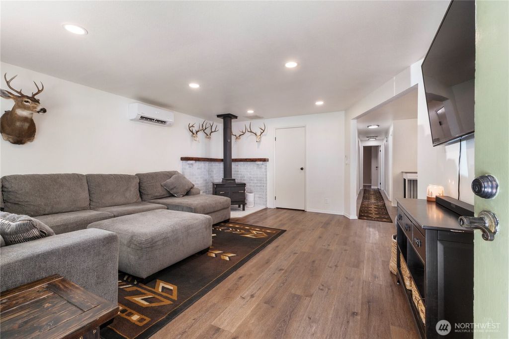 Photo of 408 Cothary ST St, Wilkeson, WA 98396 (MLS # 2495292)