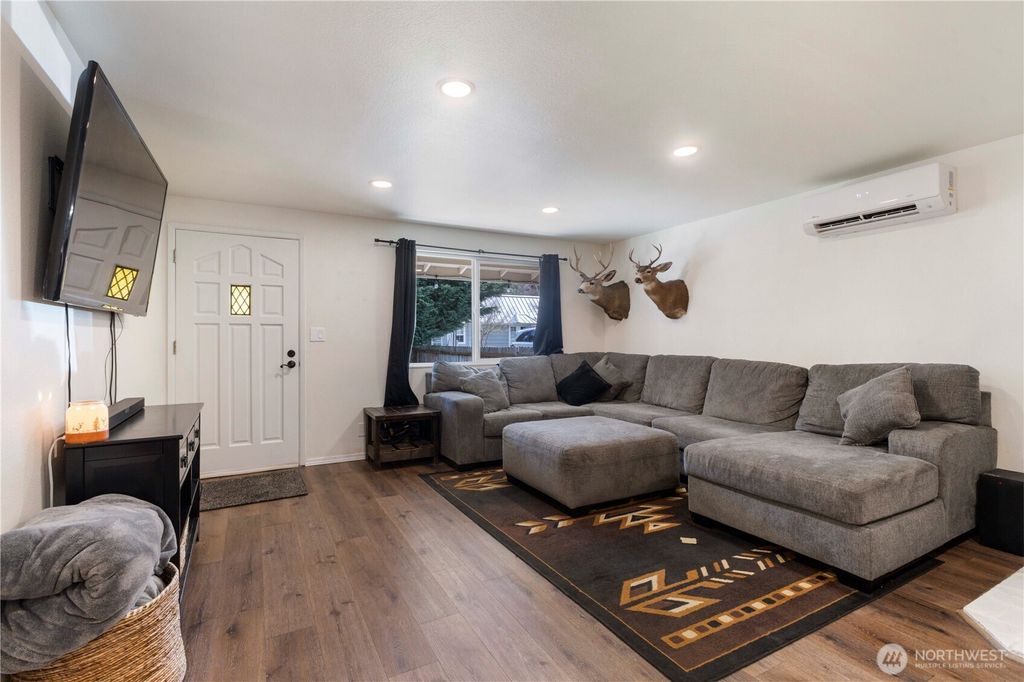 Photo of 408 Cothary ST St, Wilkeson, WA 98396 (MLS # 2495292)