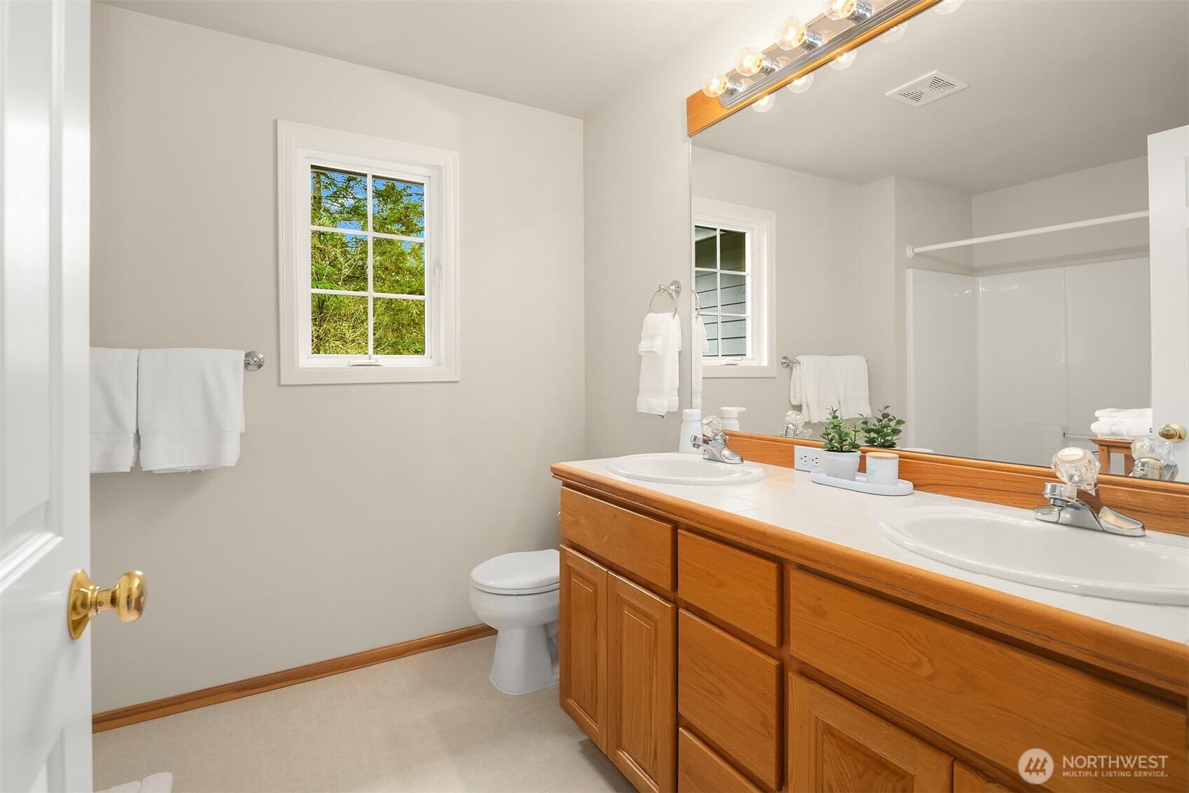 Bothell, Washington, 98012, United States, 4 Bedrooms Bedrooms, ,4 BathroomsBathrooms,Residential,Active,2030597