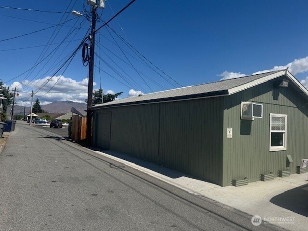 Photo of 126 N Chelan Ave Ave, Wenatchee, WA 98801 (MLS # 2478968)
