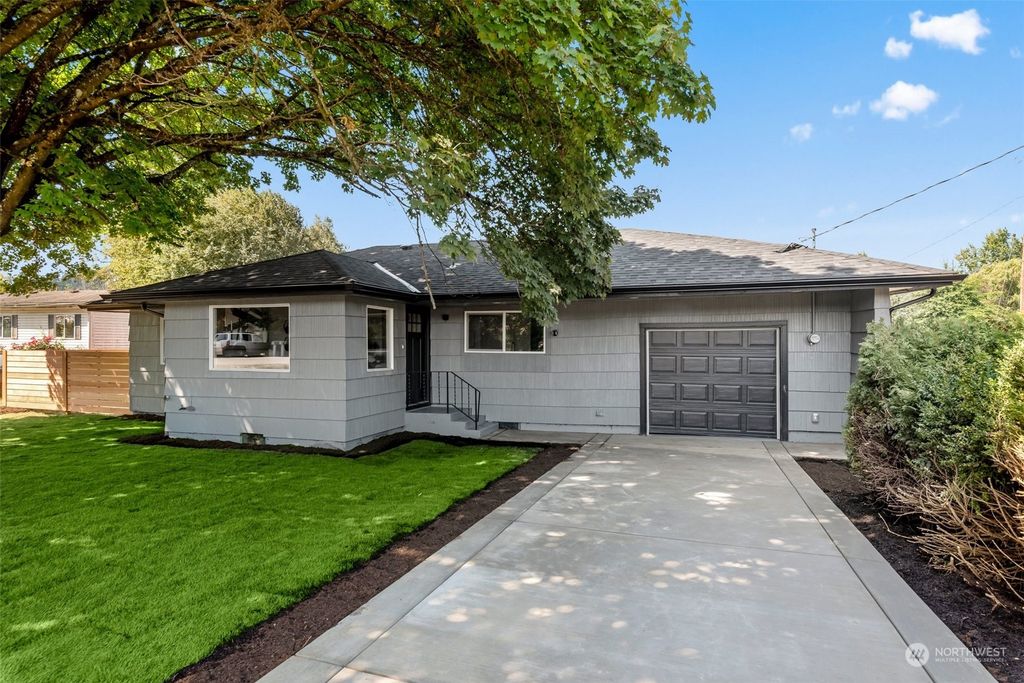 Photo of 301 Tacoma Boulevard, Algona, WA 98001 (MLS # 2158373)