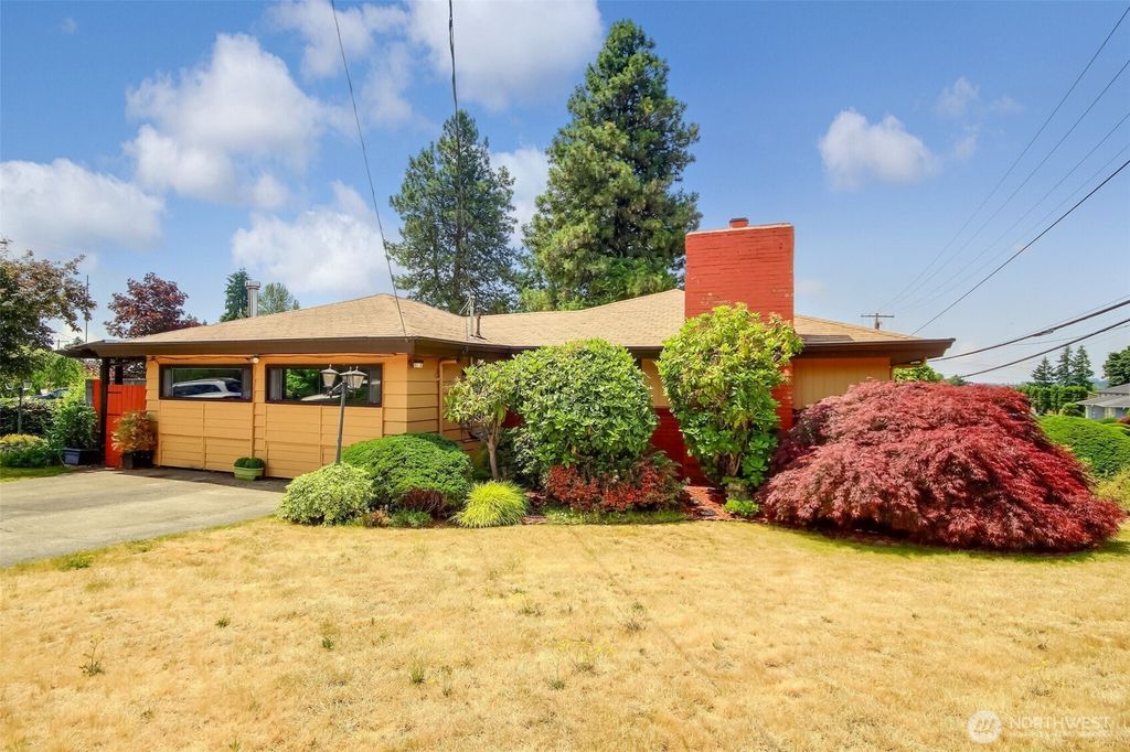 Photo of 3033 NE 7th Street, Renton, WA 98056 (MLS # 2397328)