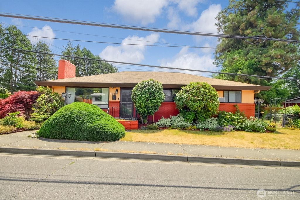 Photo of 3033 NE 7th Street, Renton, WA 98056 (MLS # 2397328)