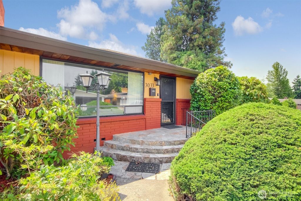 Photo of 3033 NE 7th Street, Renton, WA 98056 (MLS # 2397328)