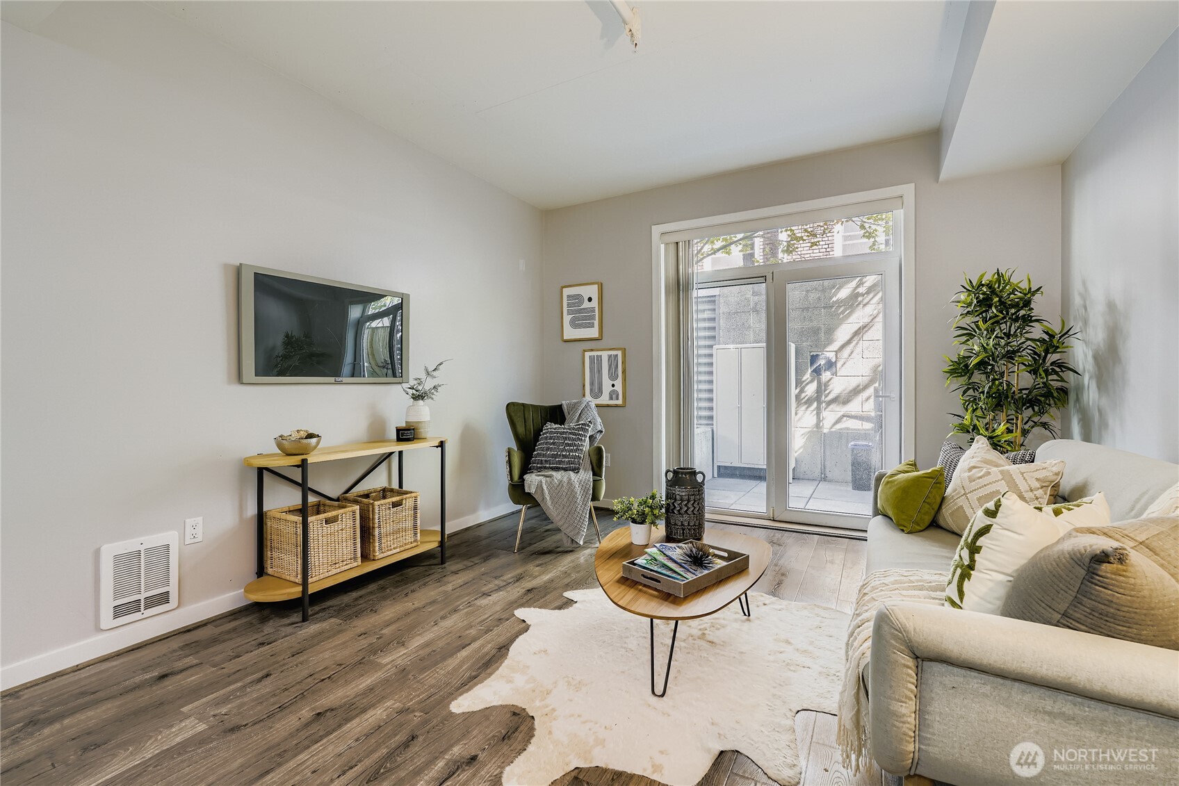 103 Bellevue Avenue E 102