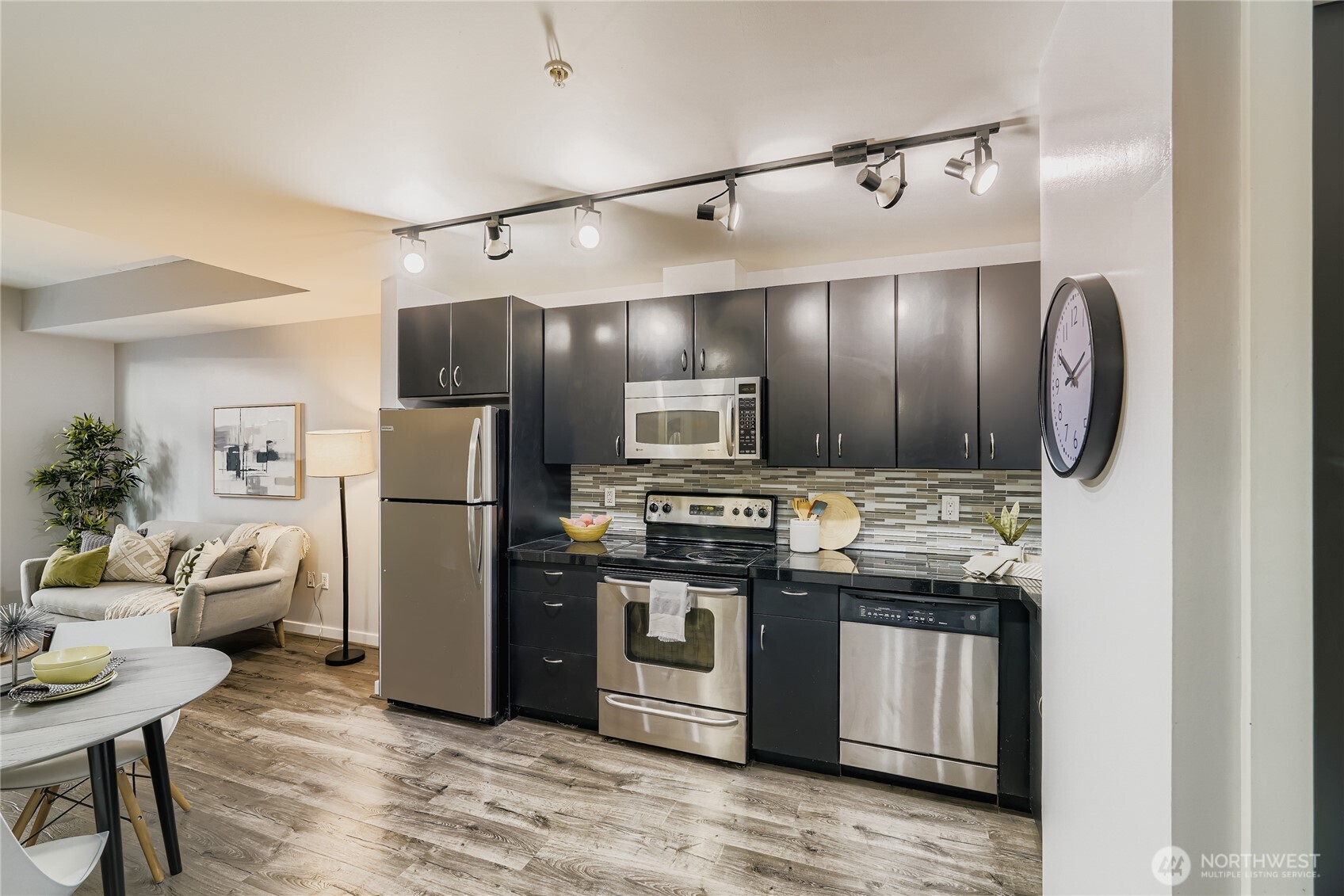 103 Bellevue Avenue E 102