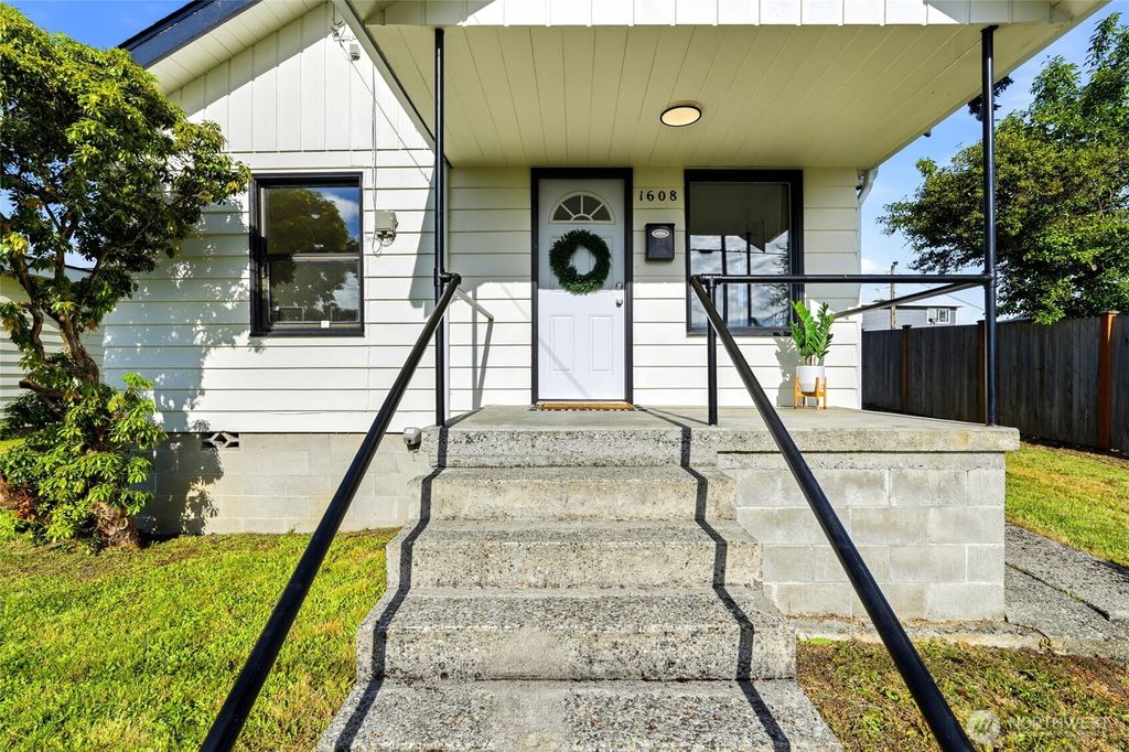 Photo of 1608 Cedar Street, Everett, WA 98201 (MLS # 2540353)