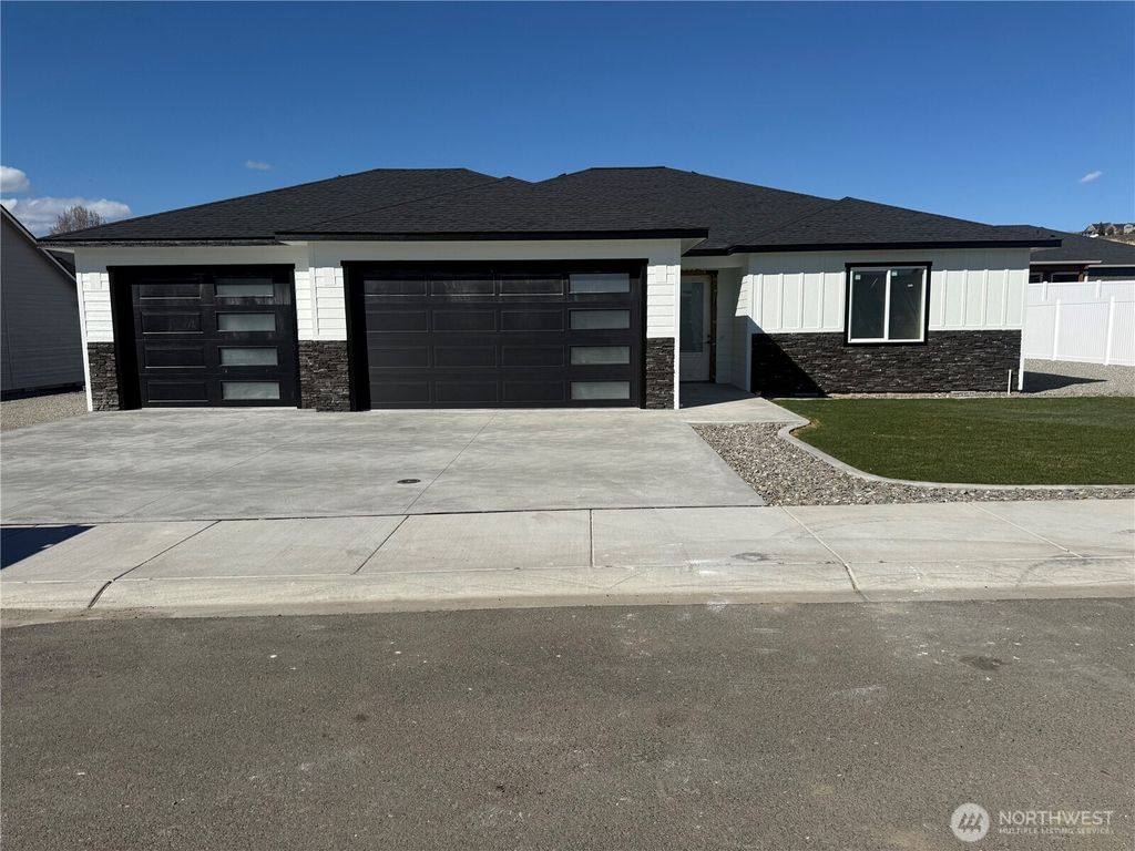 Photo of 881 NE Conner Court, East Wenatchee, WA 98802 (MLS # 2497921)