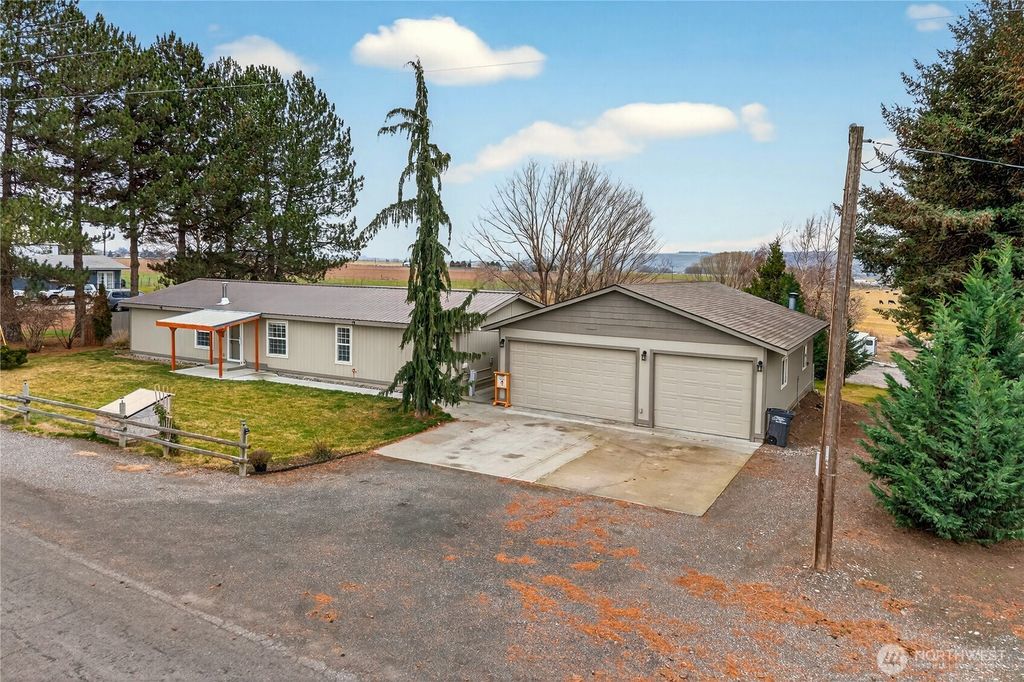 Photo of 2207 W Parks Lane, Othello, WA 99344 (MLS # 2469670)