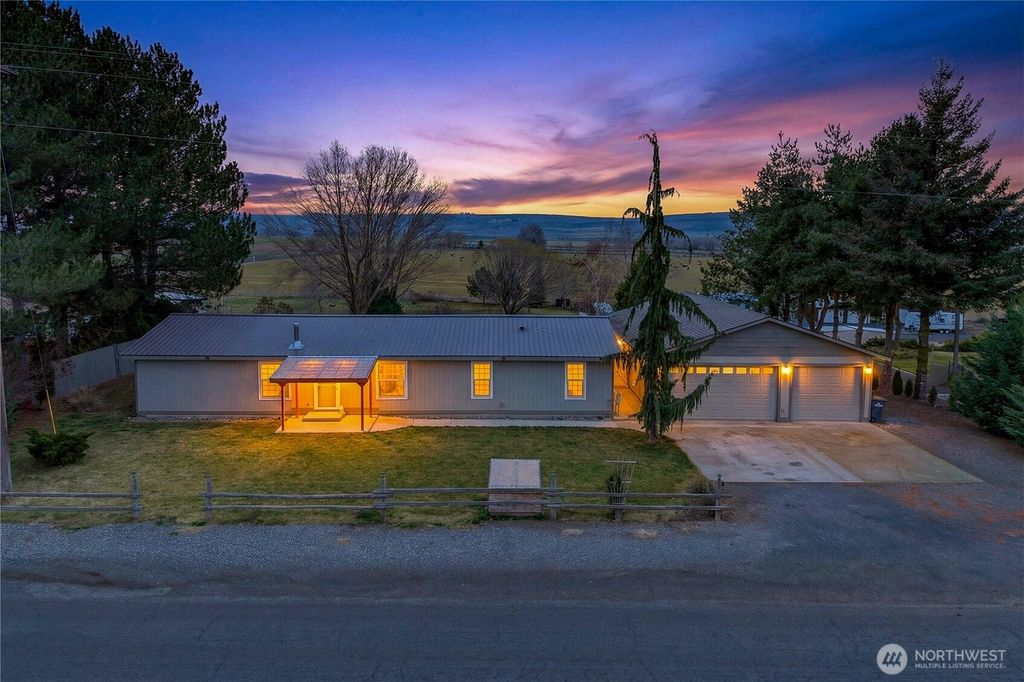 Photo of 2207 W Parks Lane, Othello, WA 99344 (MLS # 2469670)