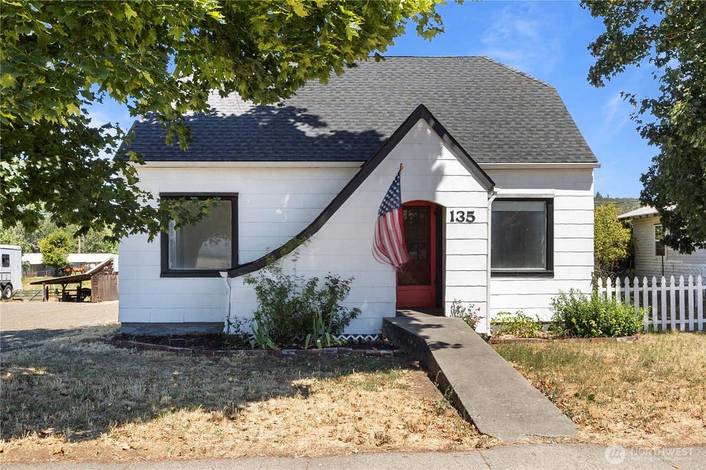Photo of 135 E Broadway Street, Goldendale, WA 98620 (MLS # 2563292)
