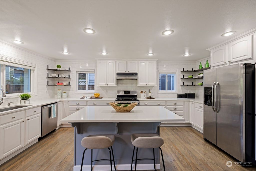 Photo of 24221 SE 40th Place, Sammamish, WA 98029 (MLS # 2263001)