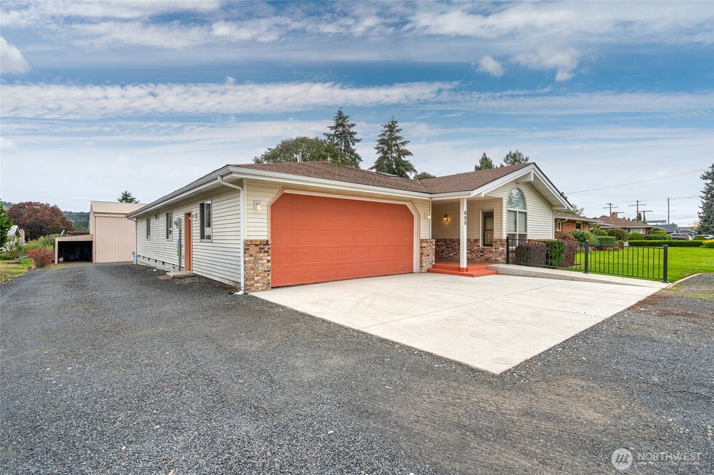Photo of 850 SW 18th Street, Chehalis, WA 98532 (MLS # 2593560)