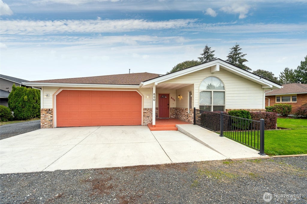 Photo of 850 SW 18th Street, Chehalis, WA 98532 (MLS # 2593560)