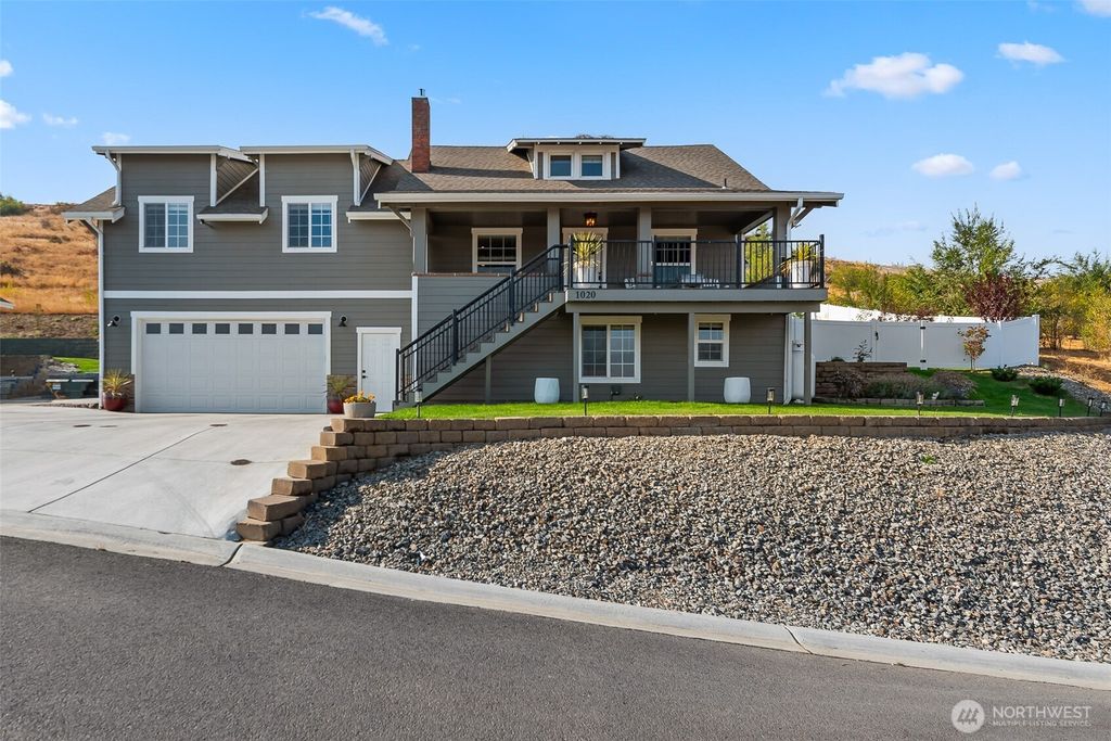 Photo of 1020 Joni Lane, Wenatchee, WA 98801 (MLS # 2442887)