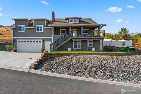Photo of 1020 Joni Lane, Wenatchee, WA 98801 (MLS # 2442887)
