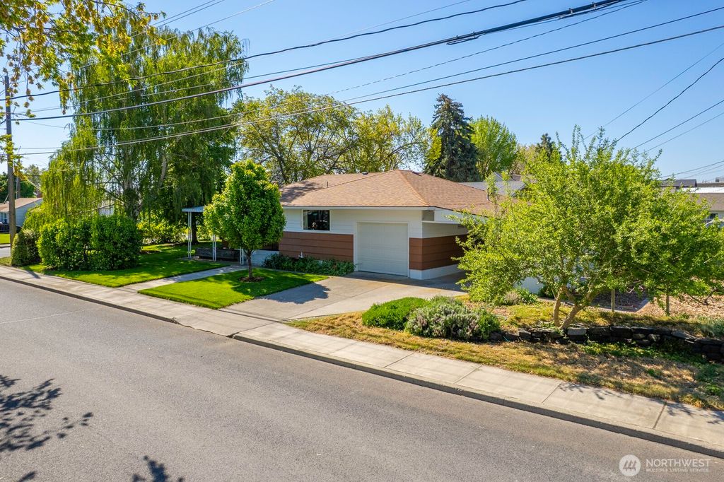 Photo of 257 D Street NW, Ephrata, WA 98823 (MLS # 2513820)