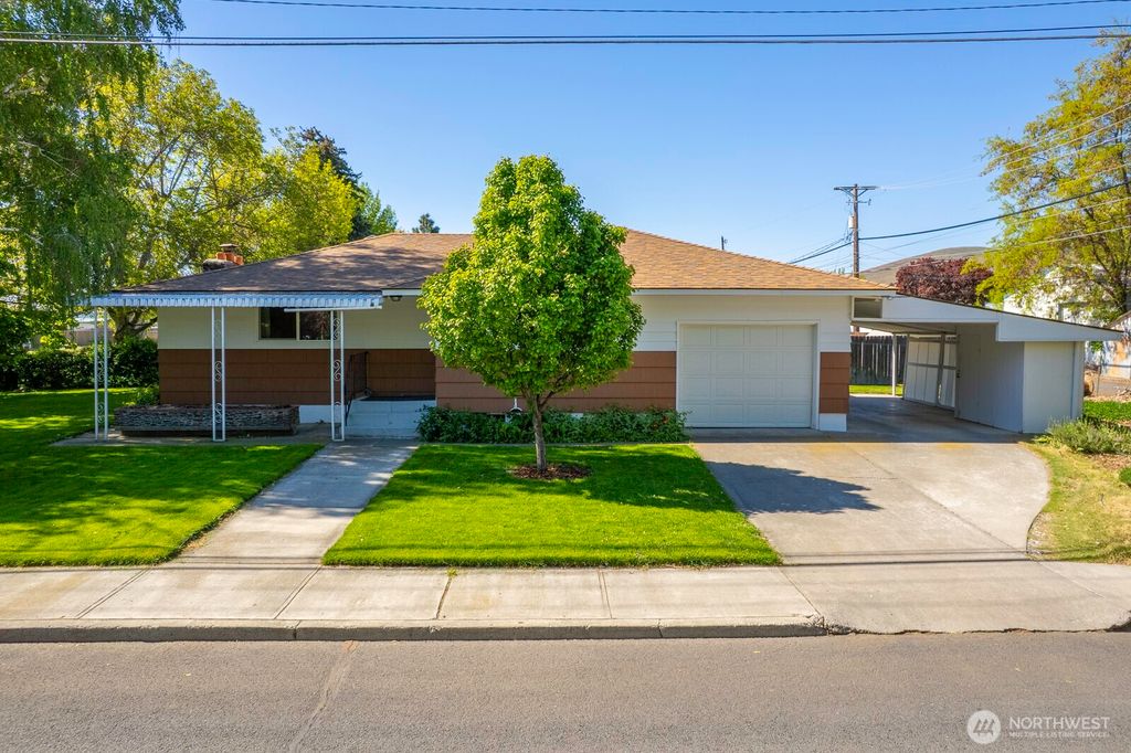 Photo of 257 D Street NW, Ephrata, WA 98823 (MLS # 2513820)
