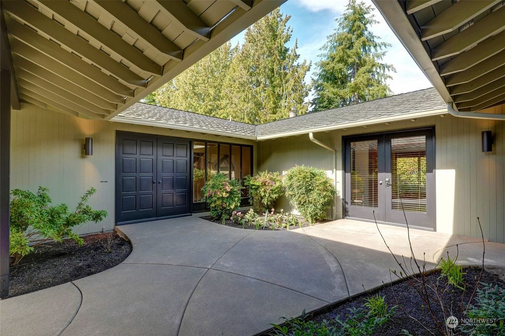 Photo of 8612 NE 14th Street, Clyde Hill, WA 98004 (MLS # 2034784)