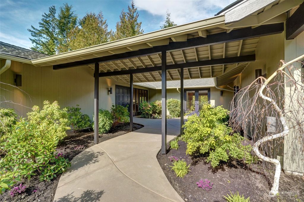 Photo of 8612 NE 14th Street, Clyde Hill, WA 98004 (MLS # 2034784)