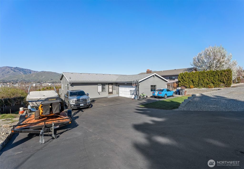 Photo of 1716 N Anne Avenue, East Wenatchee, WA 98802 (MLS # 2484659)