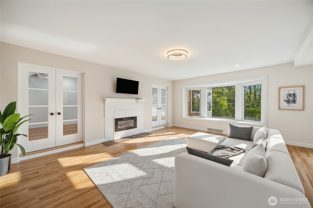 Photo of 5049 Pullman Avenue NE, Seattle, WA 98105 (MLS # 2582738)