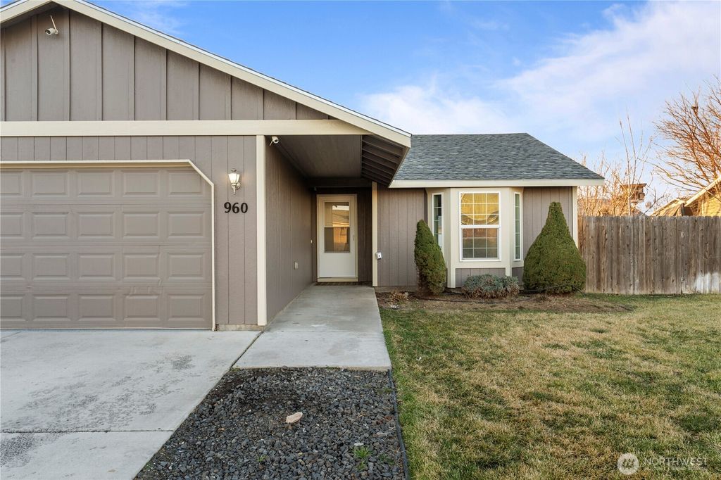Photo of 960 S 11th Avenue, Othello, WA 99344 (MLS # 2464027)